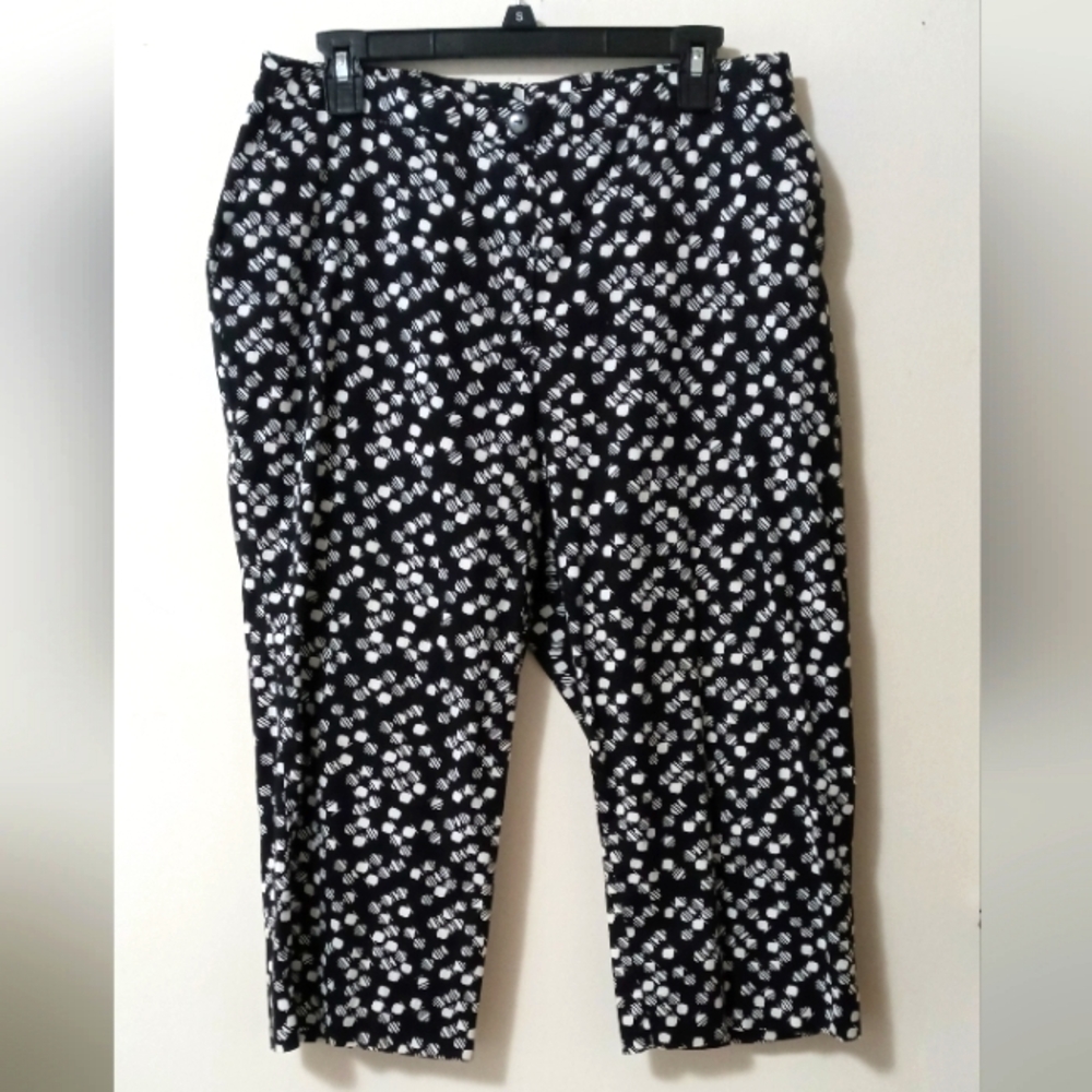 Alfred Dunner Black and White Patterned Capris Pants Two Side Pockets Size 12